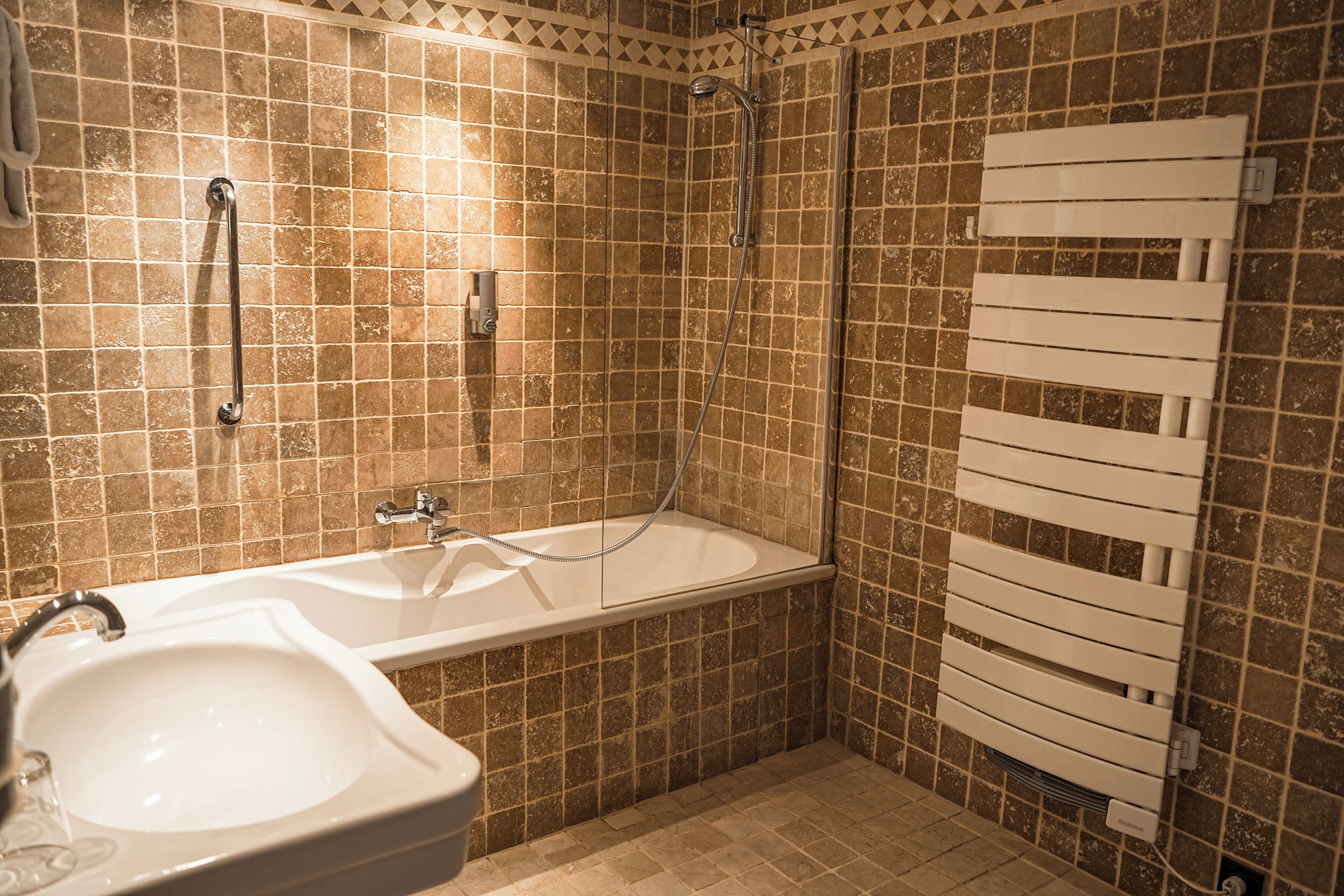 comfort double or twin room, canal view | bathroom | combined shower/bathtub, eco-friendly toiletries, hair dryer, towels