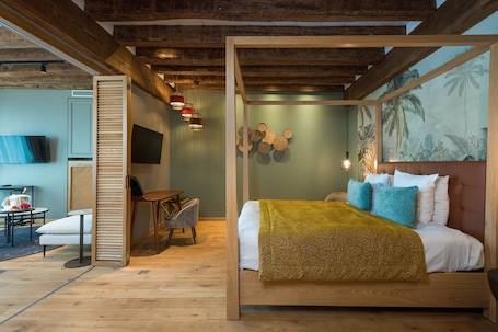 Deluxe Suite, Canal View | 1 bedroom, minibar, in-room safe, individually decorated