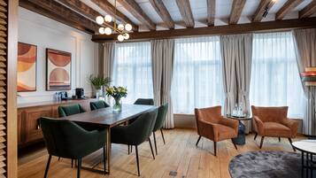 Deluxe-Suite, Kanalblick | Minibar, Zimmersafe, individuell dekoriert, Schreibtisch