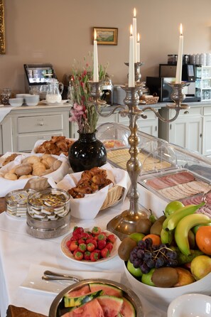 Daily buffet breakfast (EUR 25 per person)