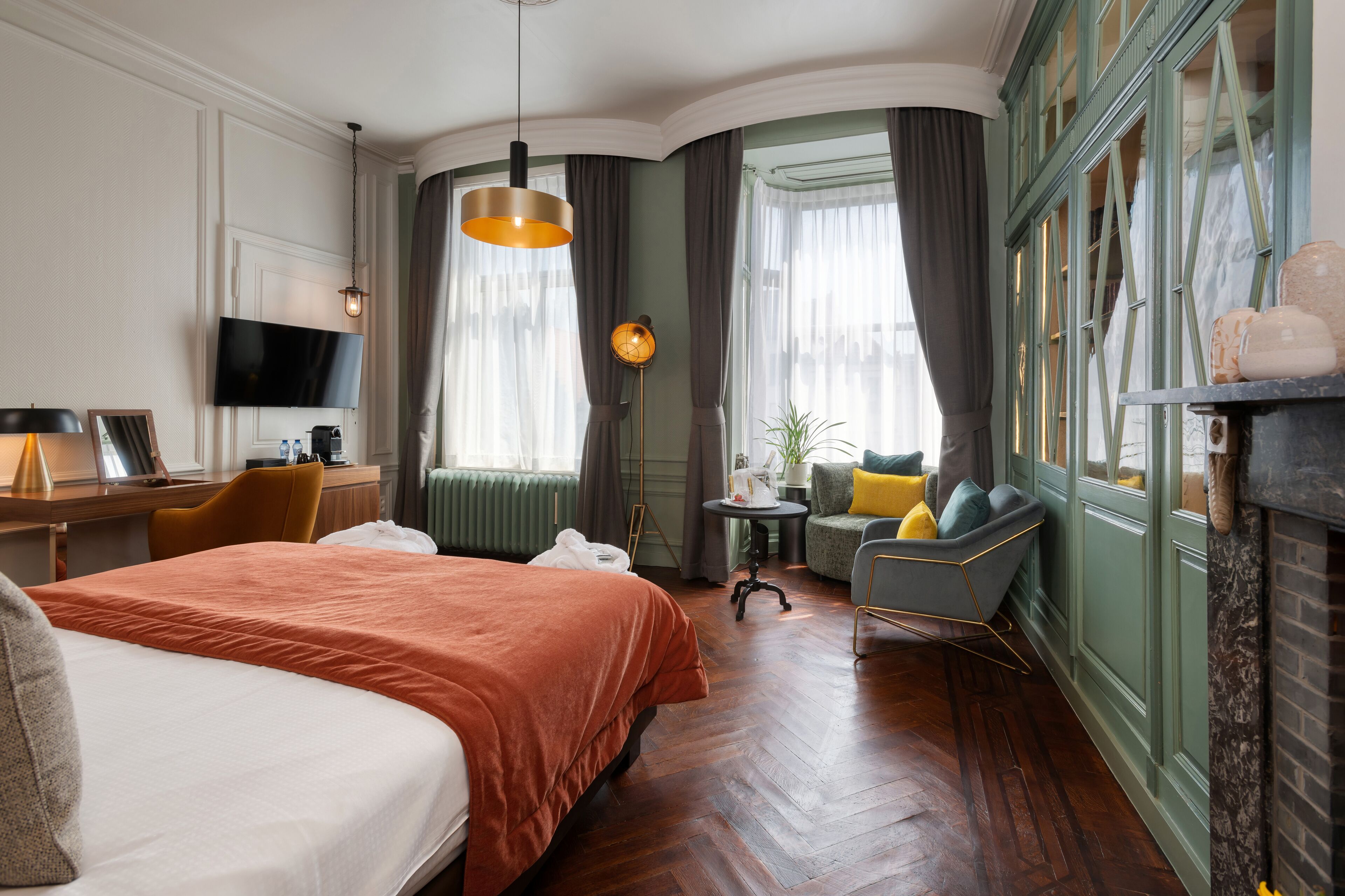 luxury room, canal view | minibar, in-room safe, individually decorated, desk