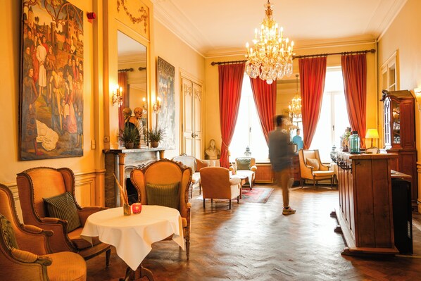 Bar (on property) - Martin's Relais (Bruges)