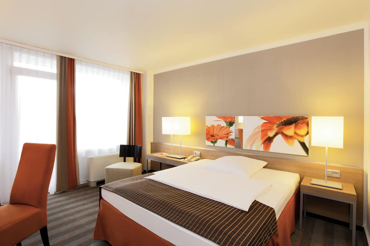 Comfort Single Room | Seprai premium, brankas, meja kerja, dan tirai kedap cahaya