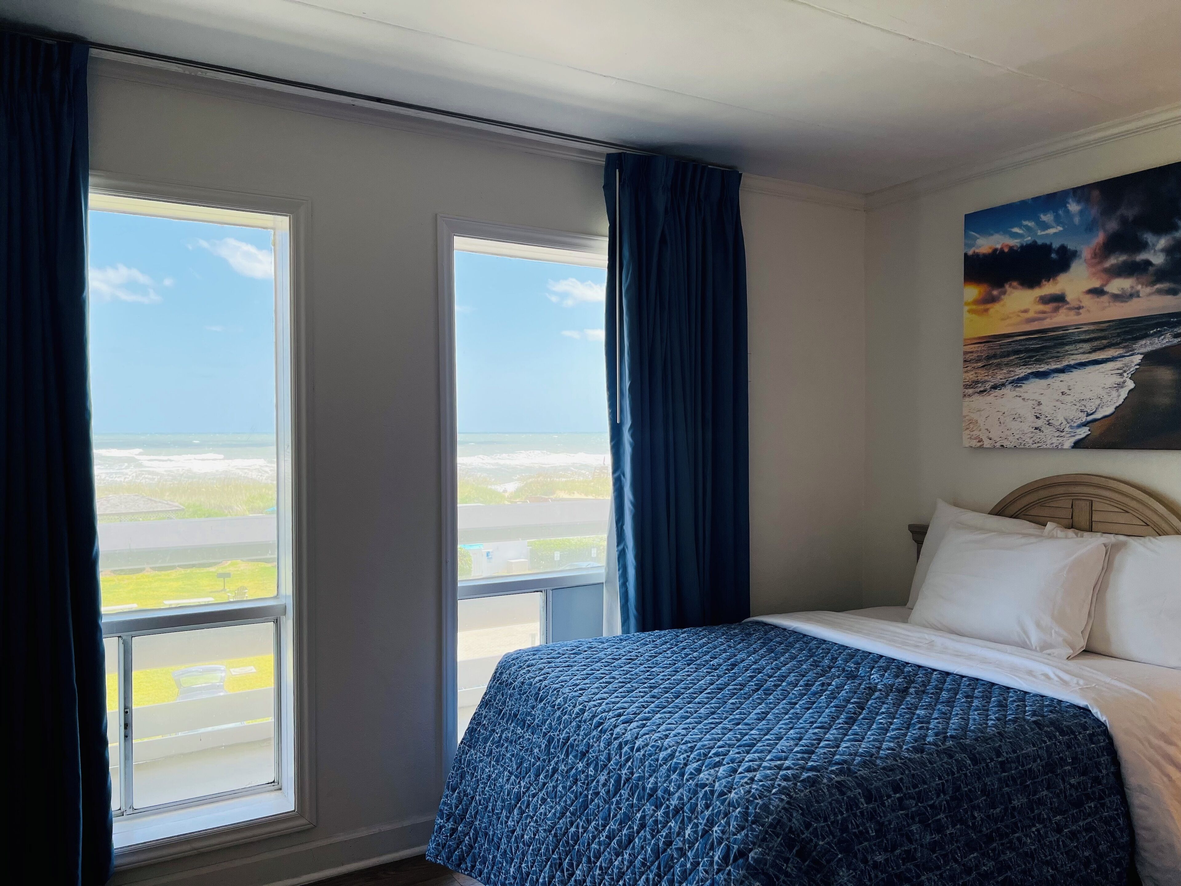 Caja fuerte, tabla de planchar con plancha, wifi gratis y ropa de cama