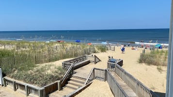 Queen Two-Bedroom Suite - Non Smoking | Beach/ocean view
