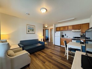 Suite, 2 habitaciones, vistas parciales al mar | Caja fuerte, tabla de planchar con plancha, wifi gratis y ropa de cama