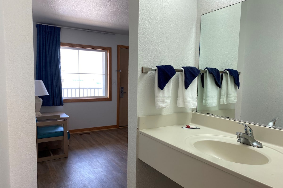 1 bedroom, in-room safe, iron/ironing board, free WiFi