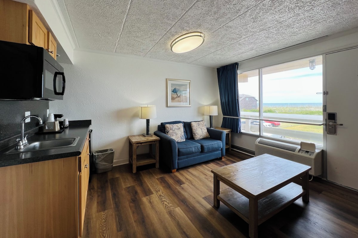 King Suite with Ocean View - Non Smoking | In-room safe, iron/ironing board, WiFi (free), bed sheets