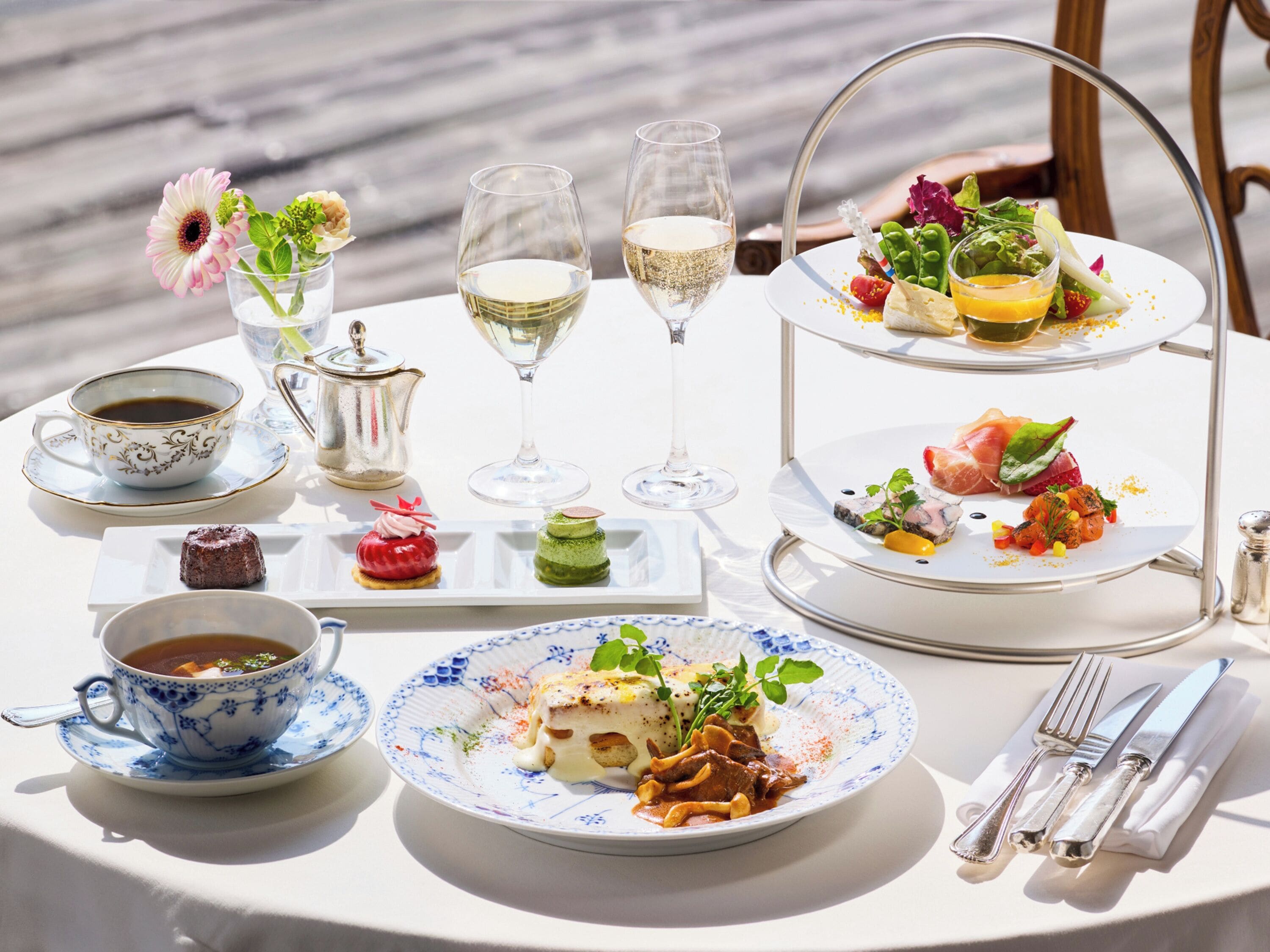 3 restaurants; breakfast, lunch and dinner served 