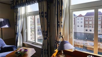 Standaard Twin kamer, niet-roken | 1 slaapkamer, een kluis op de kamer, individueel gedecoreerd, een bureau