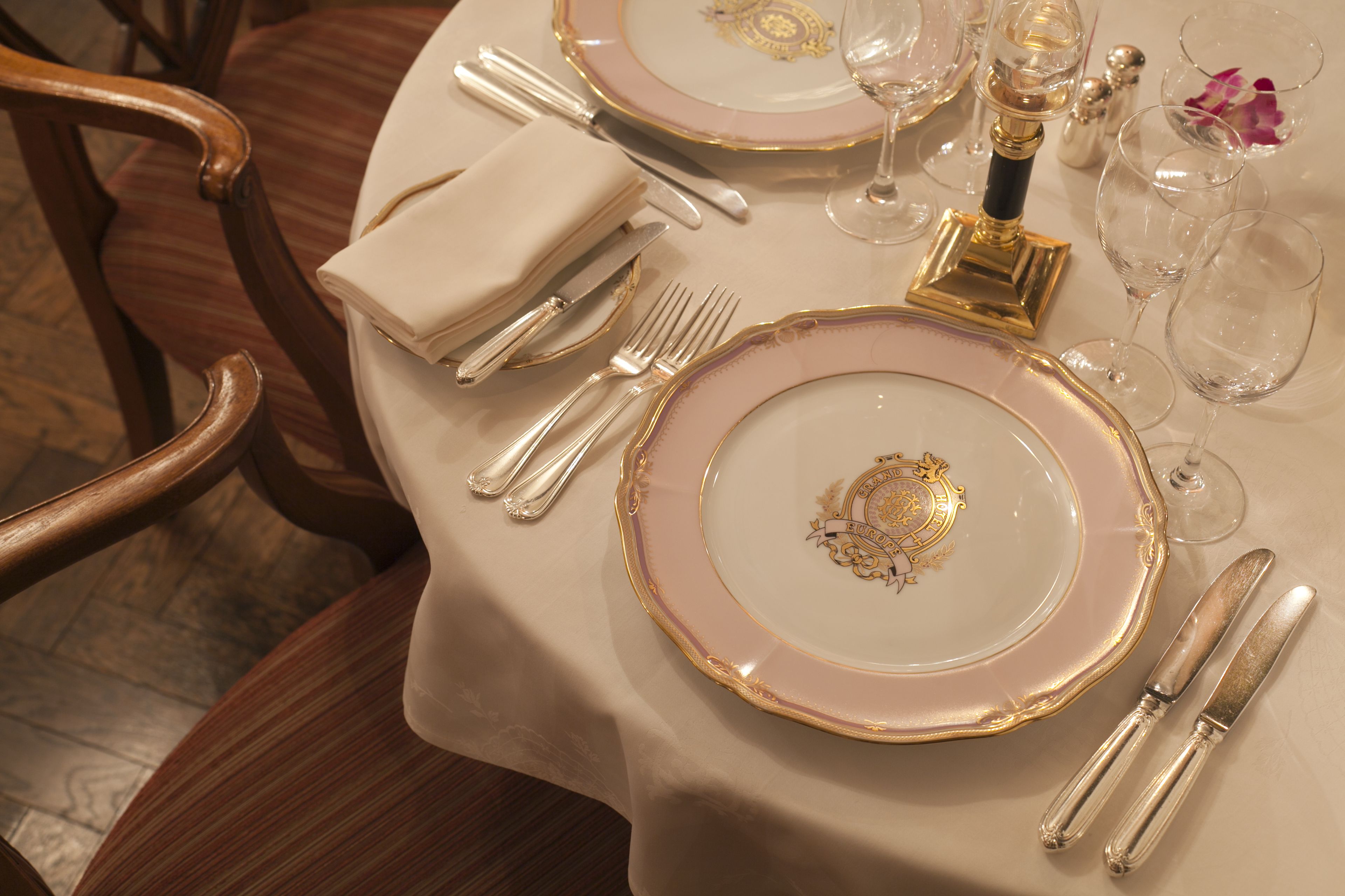 3 restaurants, breakfast, lunch, dinner served; french cuisine