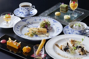 3 restaurants, breakfast, lunch, dinner served; French cuisine