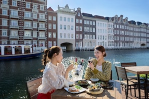 3 restaurants, breakfast, lunch, dinner served; French cuisine