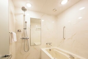 Separate tub and shower, free toiletries, hair dryer, bathrobes - Hotel Europe Huis Ten Bosch (Sasebo)