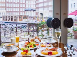 Daily buffet breakfast (JPY 4000 per person)