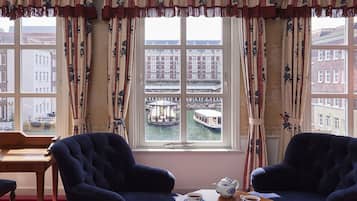 Kamar Twin Standar, Bebas Asap Rokok (Next-day free admission) | Brankas, didekorasi berbeda-beda, meja kerja, dan Wi-Fi gratis