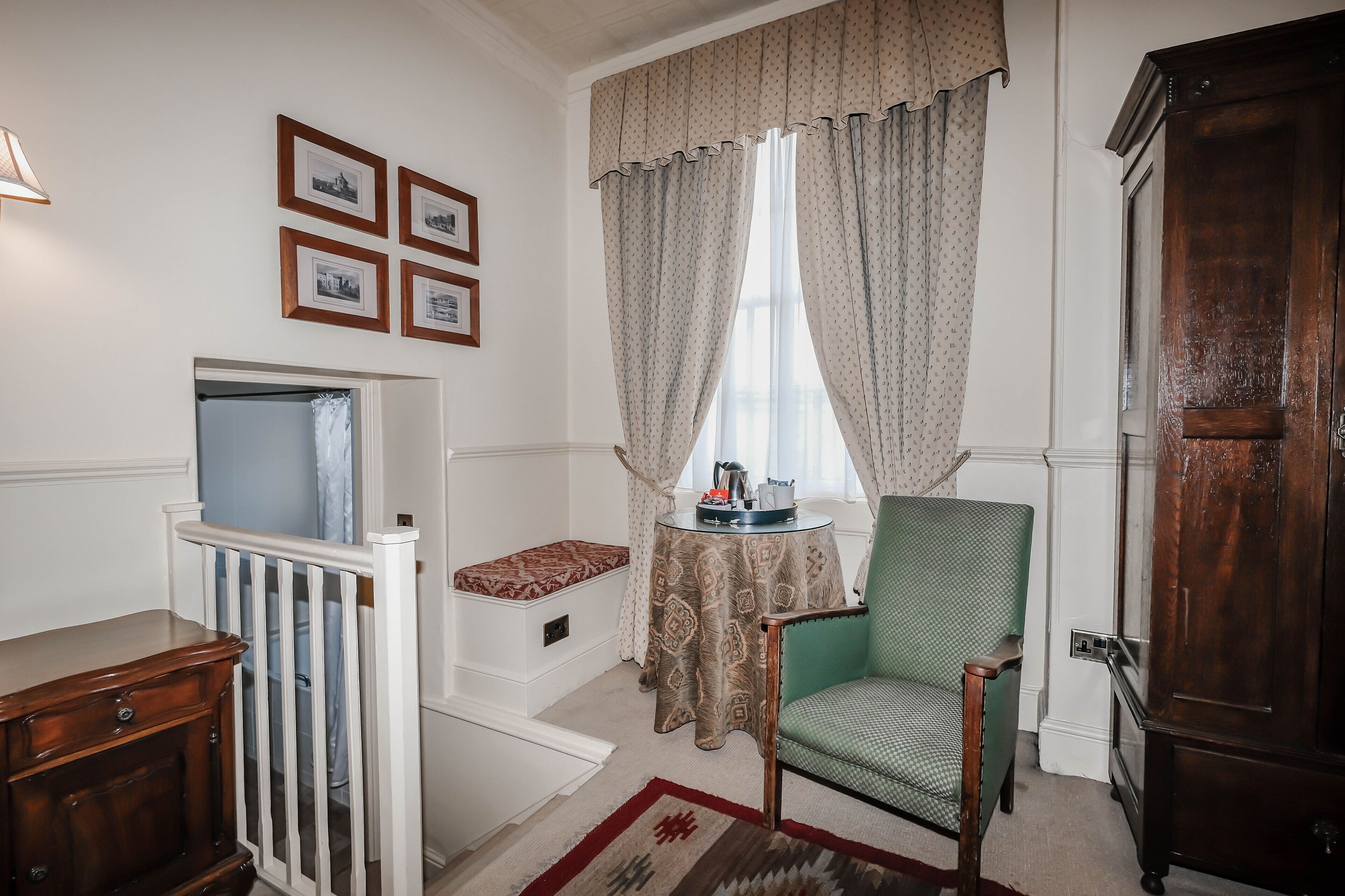 standard room, 1 queen bed, non smoking (canopy bed) | individually decorated, individually furnished, desk, iron/ironing board