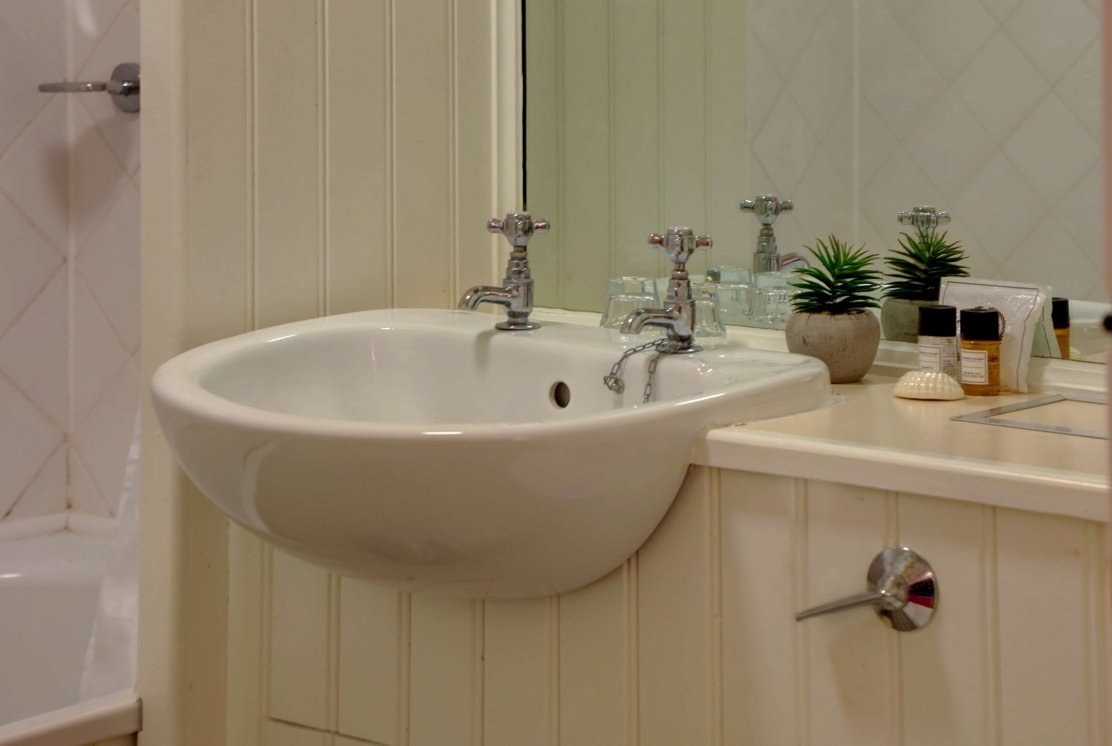 standard room, 2 single beds, non smoking | individually decorated, individually furnished, desk, iron/ironing board