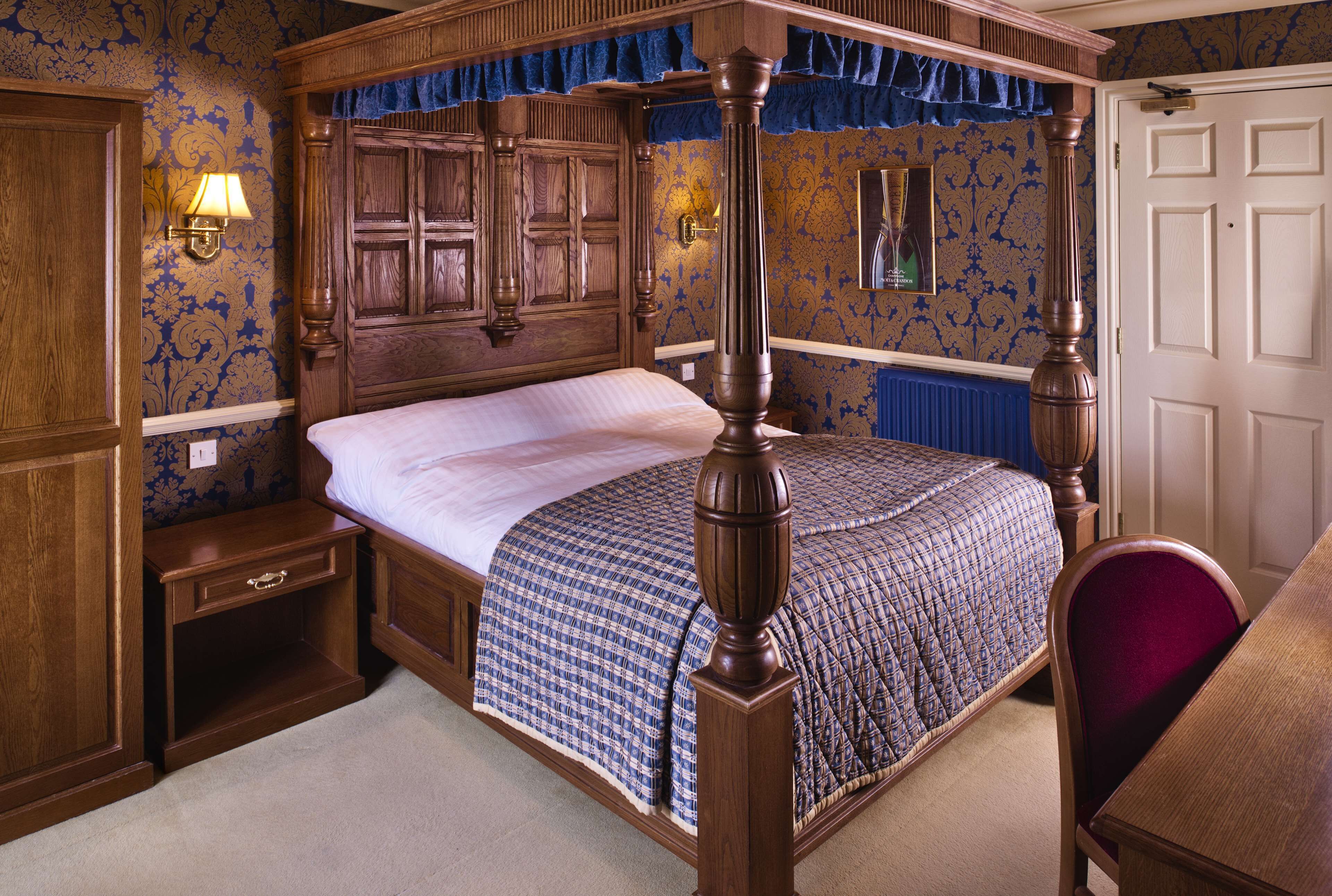 standard room, 1 queen bed, non smoking (canopy bed) | individually decorated, individually furnished, desk, iron/ironing board