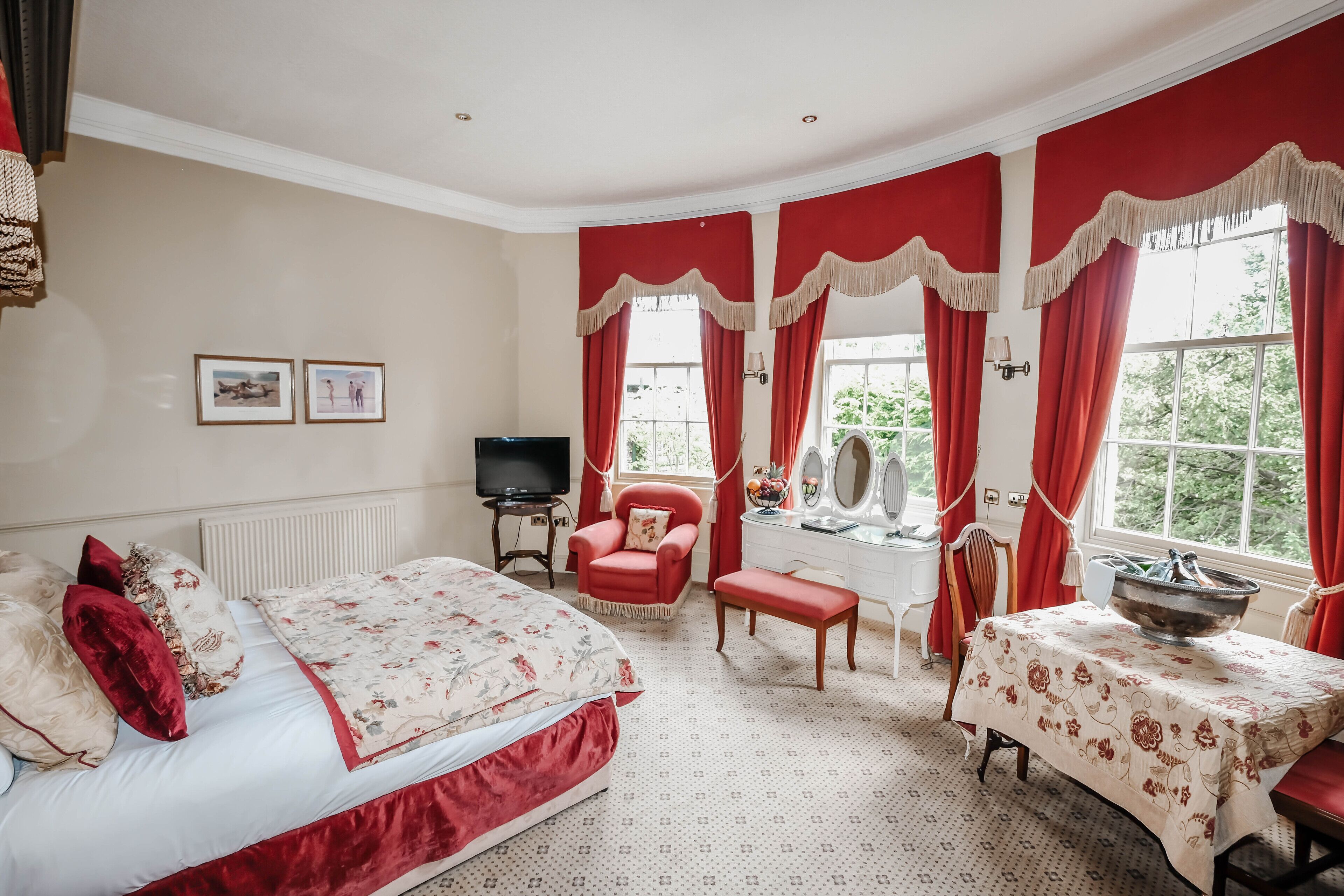 Suite, 1 Queen Bed, Non Smoking | Individually decorated, individually furnished, desk, iron/ironing board