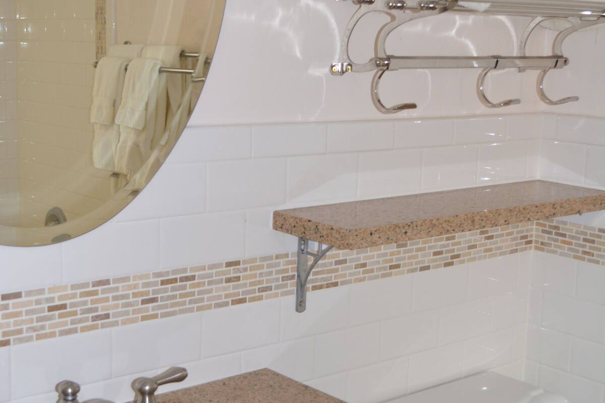 combined shower/bathtub, eco-friendly toiletries, hair dryer