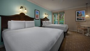 Une chambre d’hôtel avec deux lits, une petite table et une chaise.