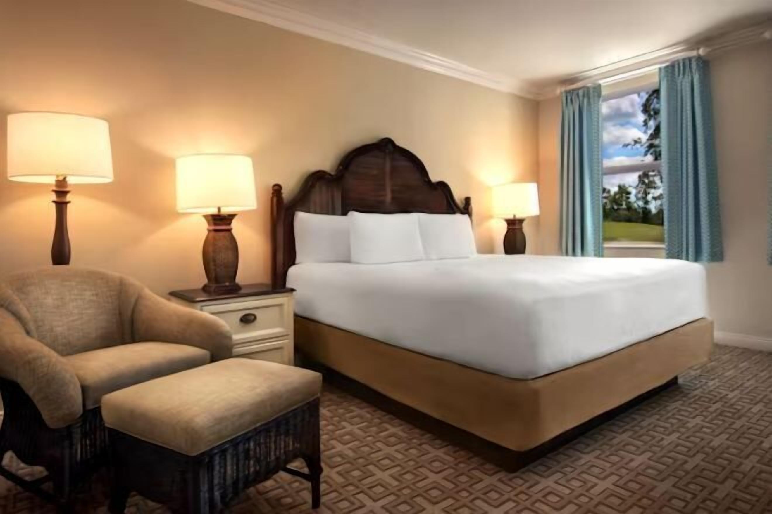 Brankas, ruang kerja ramah laptop, dan tirai kedap cahaya