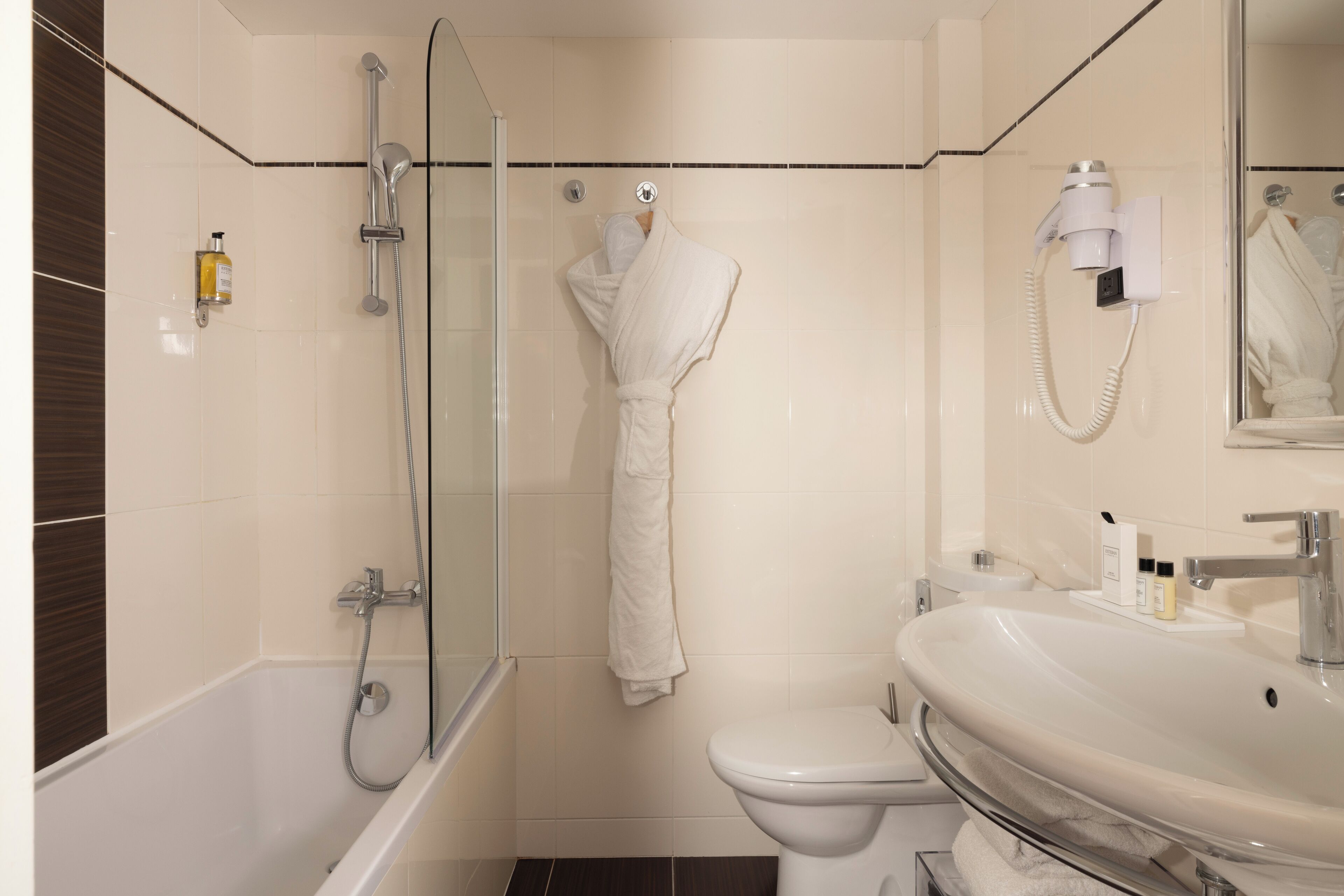 classic double room | bathroom | combined shower/bathtub, rainfall showerhead, free toiletries