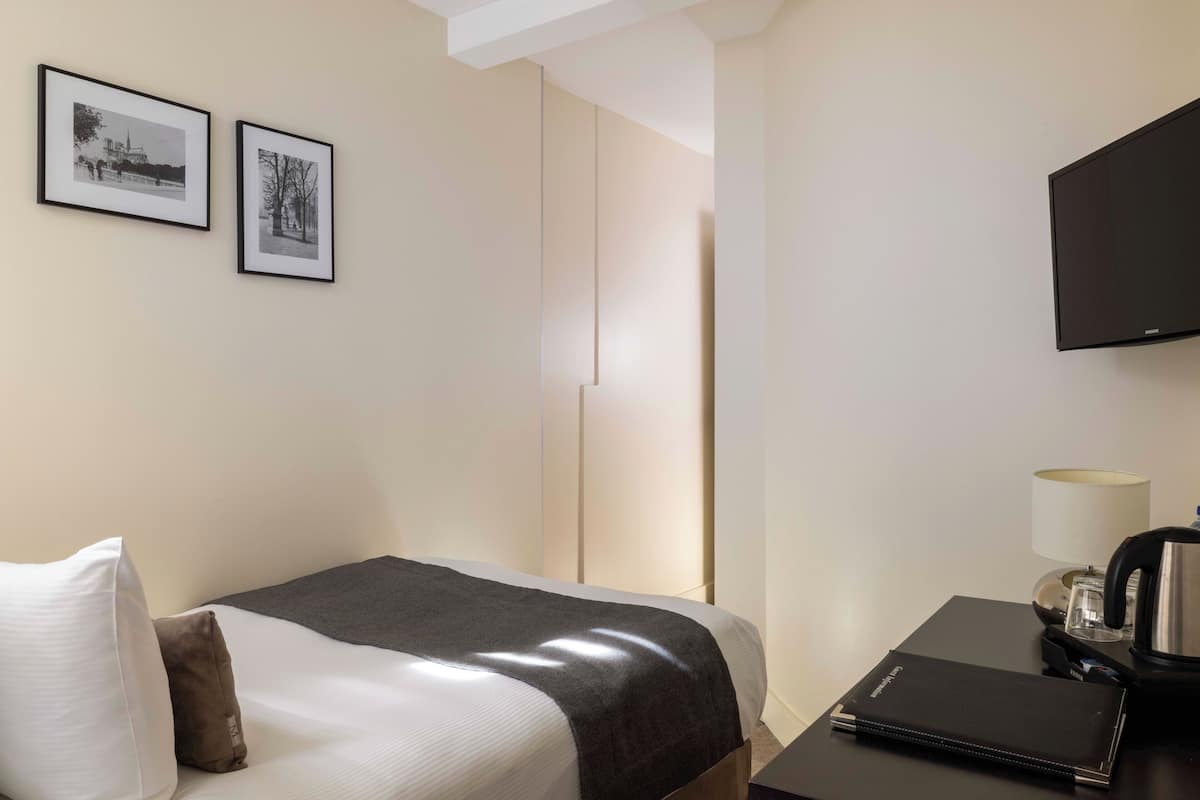 Single Room - 1 large single bed | Premium bedding, pillowtop beds, minibar, in-room safe