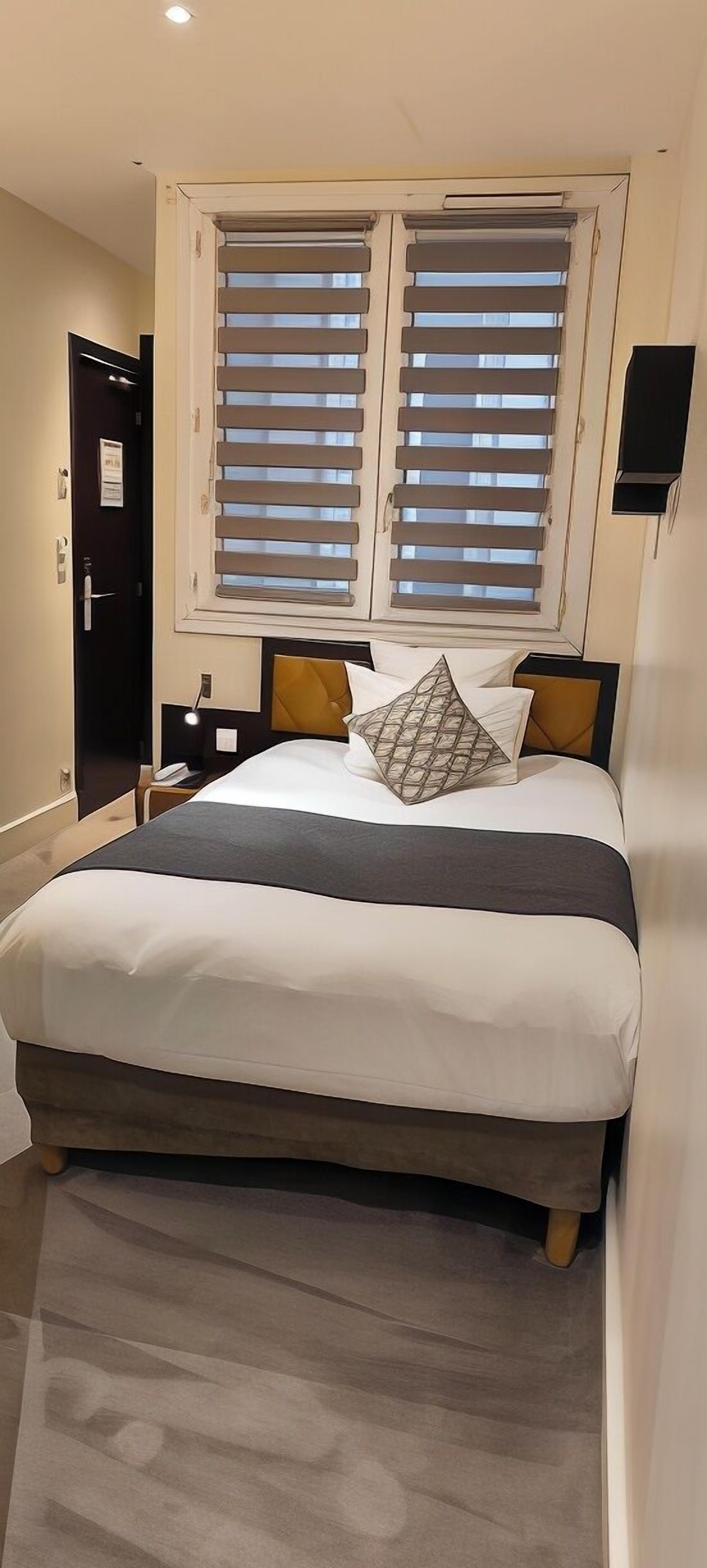 Roupas de cama premium, camas com colchões pillow-top, frigobar