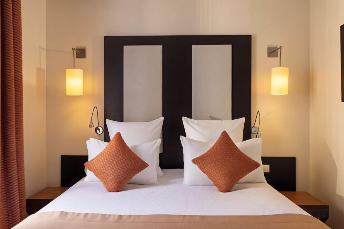 Premium bedding, pillowtop beds, minibar, in-room safe