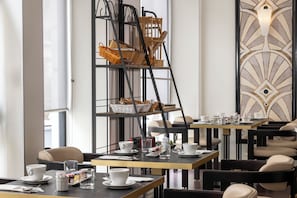 Daily buffet breakfast for a fee - Hôtel Elysées Bassano (Paris)