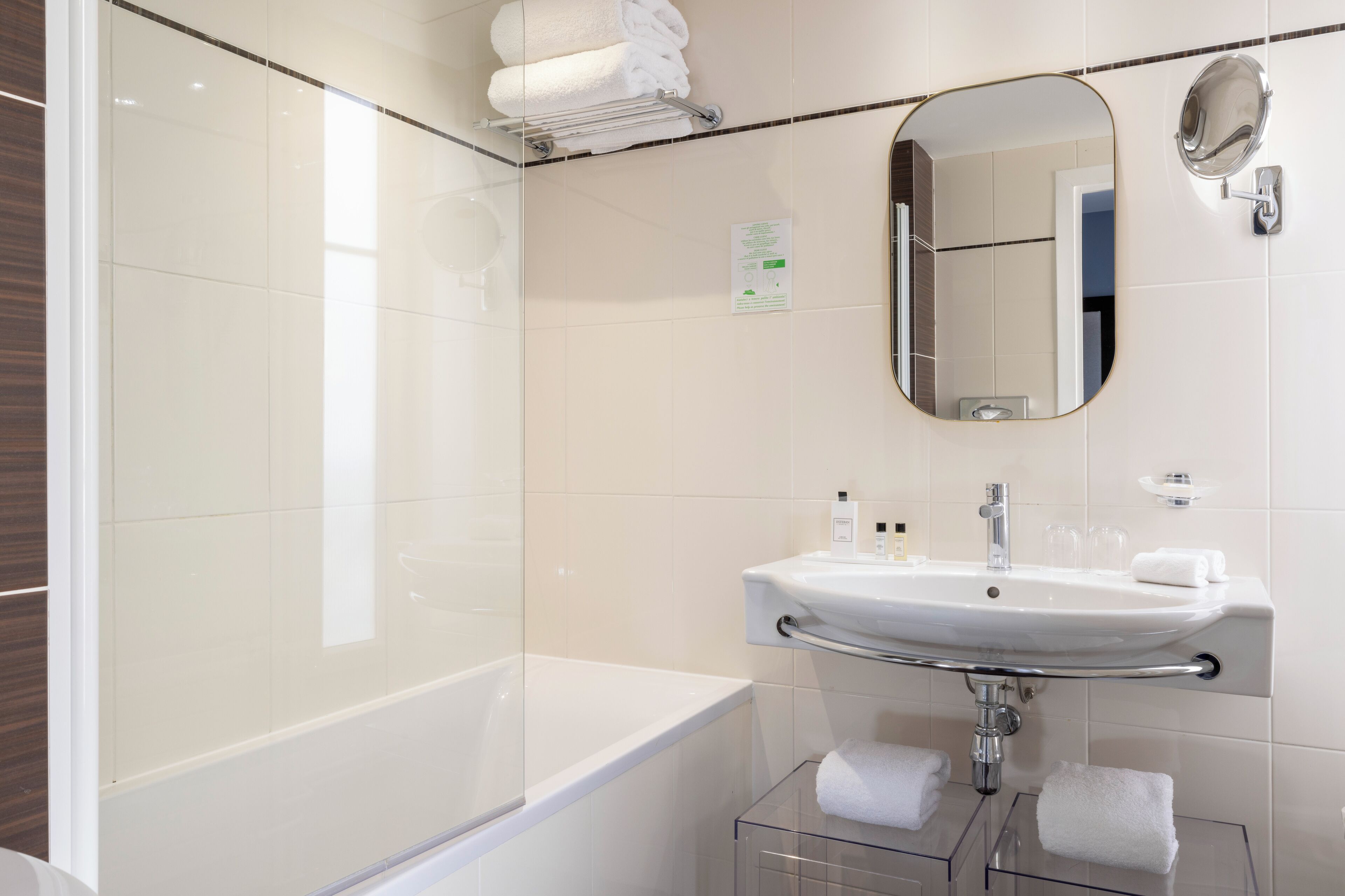 classic double room | bathroom | combined shower/bathtub, rainfall showerhead, free toiletries