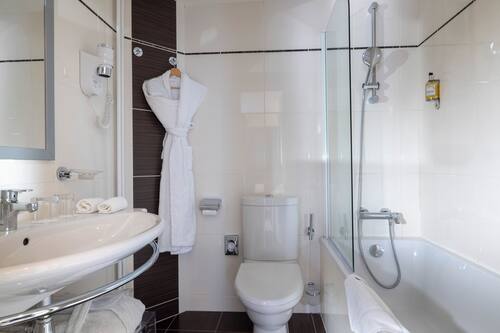 Combined shower/bathtub, rainfall showerhead, free toiletries