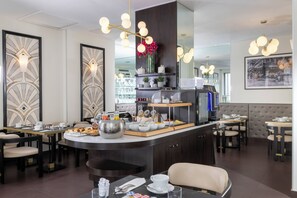 매일 뷔페 아침 식사 유료