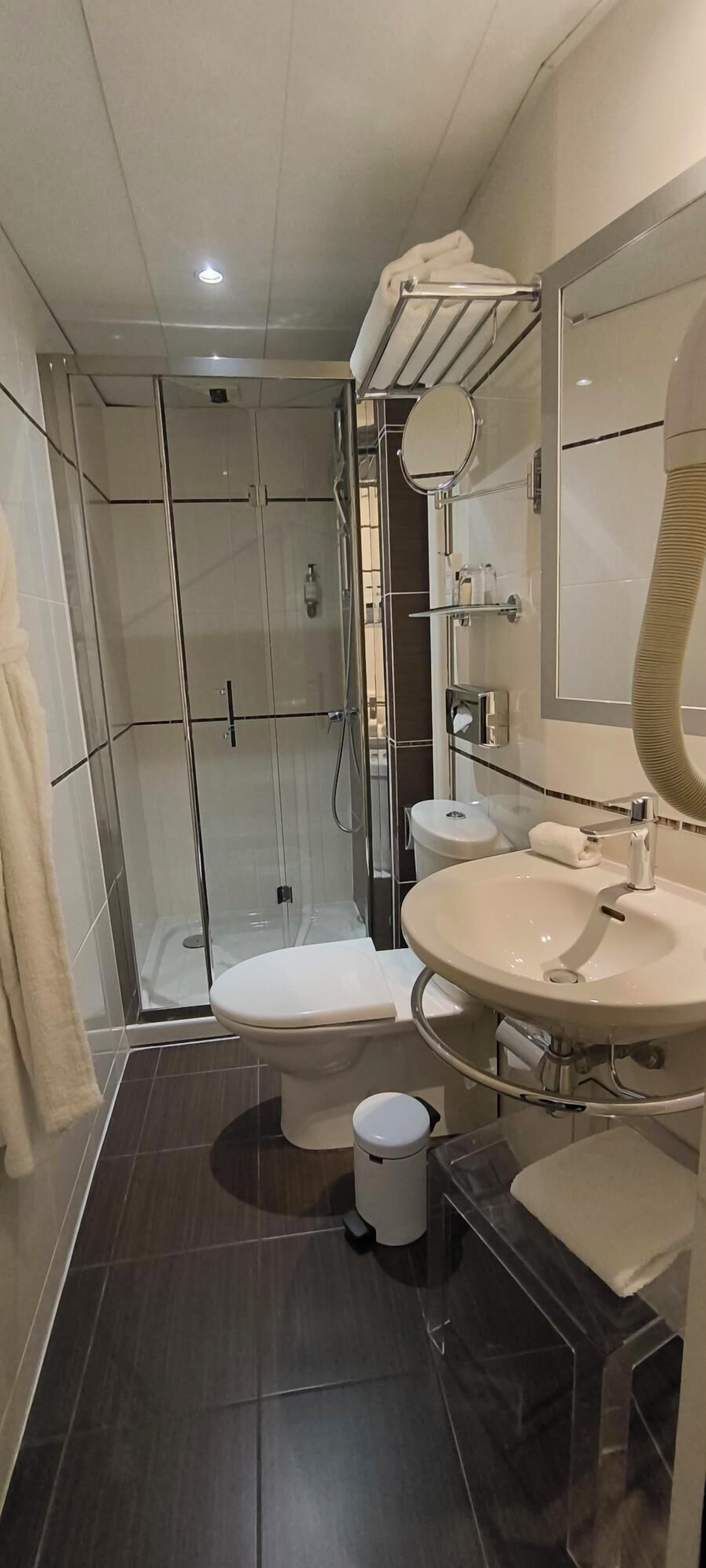 single room - 1 large single bed | bathroom | combined shower/bathtub, rainfall showerhead, free toiletries