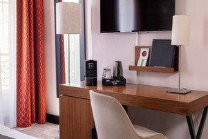 Seprai premium, bantalan ekstra lembut, minibar, dan brankas