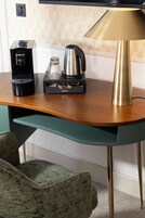 Kamar Double Deluks | Seprai premium, bantalan ekstra lembut, minibar, dan brankas