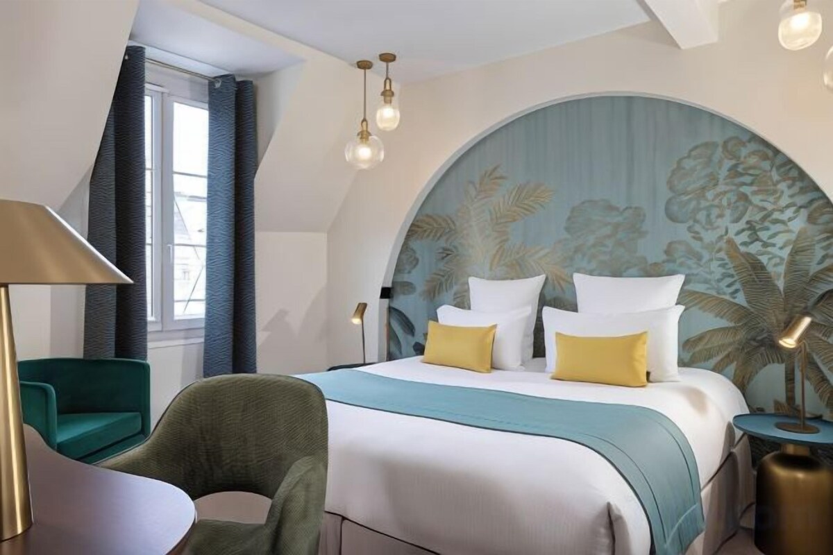 Premium bedding, pillowtop beds, minibar, in-room safe