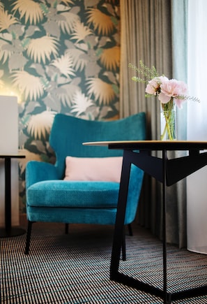 Luxe beddengoed, een minibar, een kluis op de kamer, een bureau