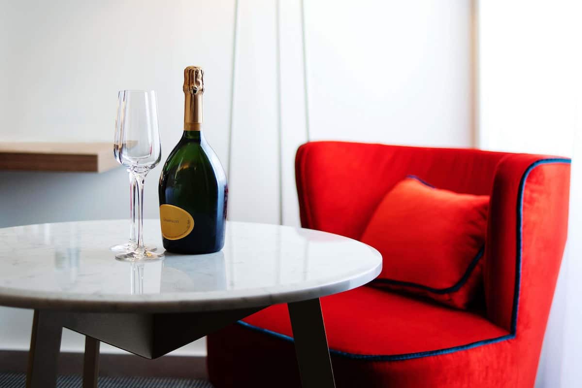 Rom – classic, 1 queensize-seng | Sengetøy av topp kvalitet, minibar, safe på rommet og skrivebord