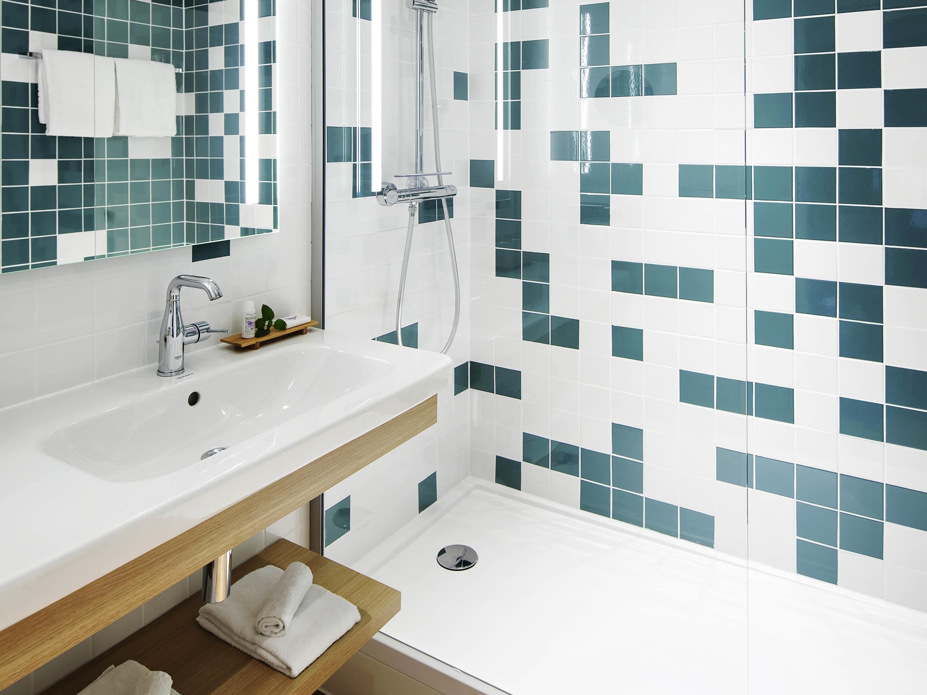 Tomannsrom – classic, 2 enkeltsenger | Sengetøy av topp kvalitet, minibar, safe på rommet og skrivebord