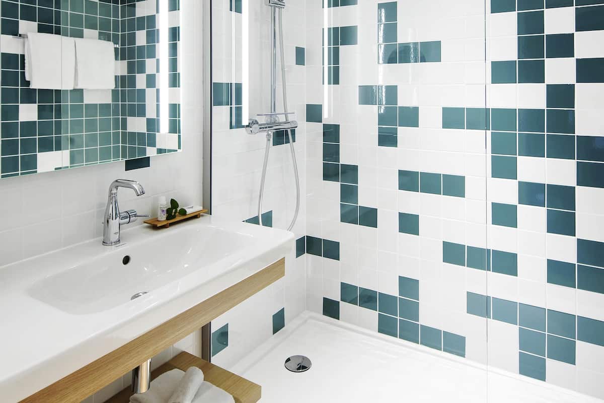 Tomannsrom – classic, 2 enkeltsenger | Sengetøy av topp kvalitet, minibar, safe på rommet og skrivebord