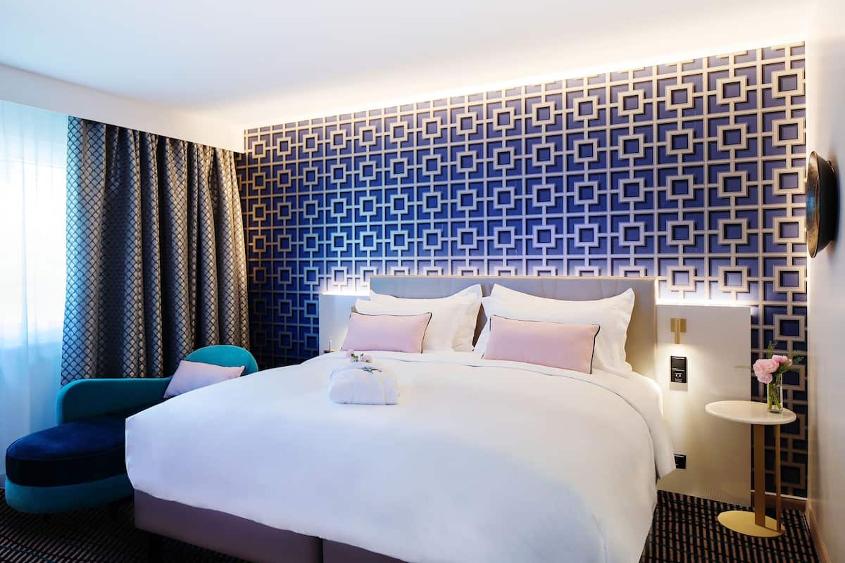 premium bedding, minibar, in-room safe, desk