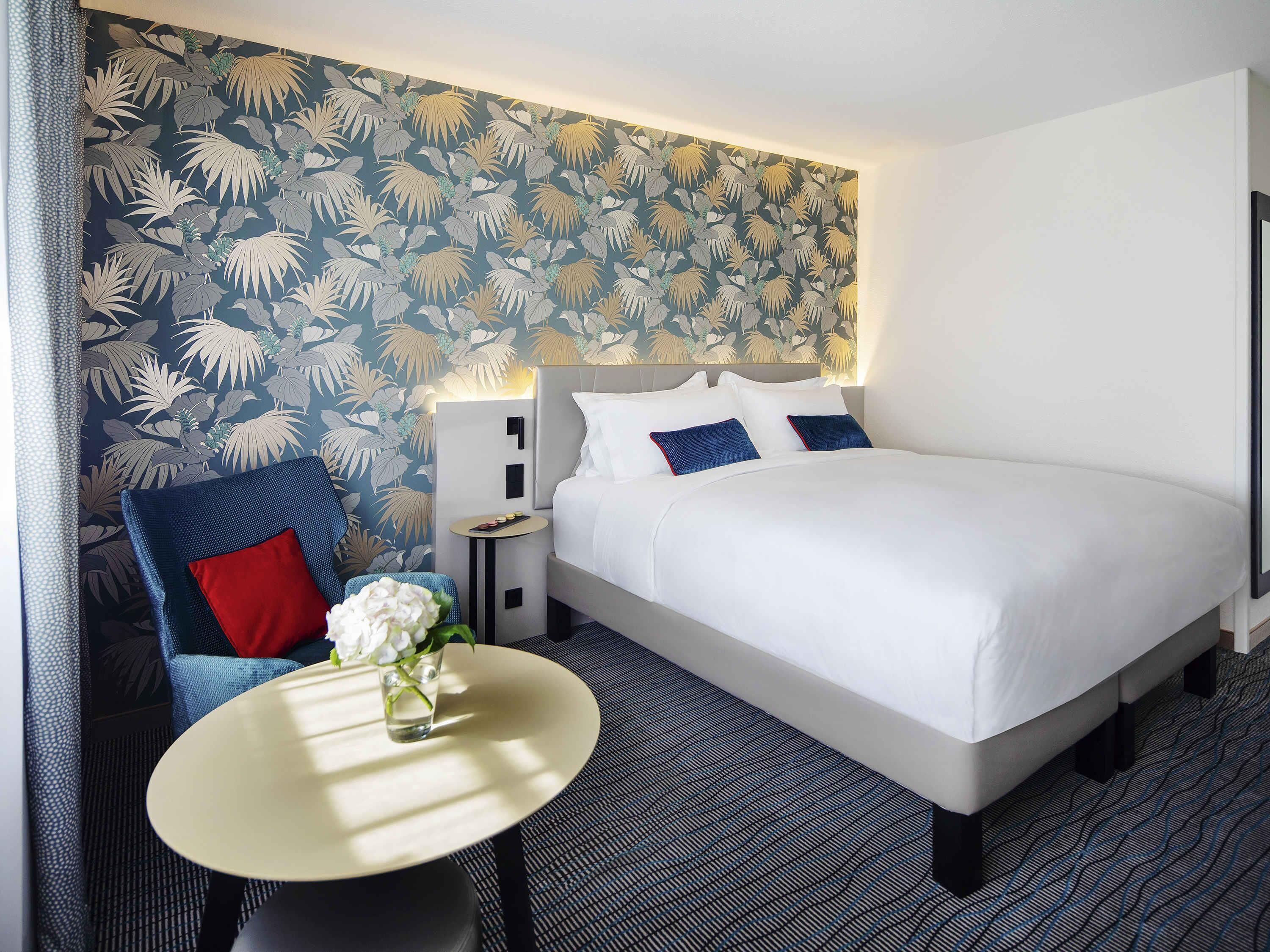 Classic Room, 1 Queen Bed | Premium bedding, minibar, in-room safe, desk