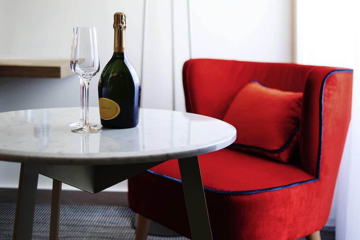 Luxe beddengoed, een minibar, een kluis op de kamer, een bureau