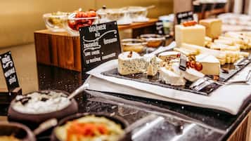 Café da manhã com buffet todos os dias (EUR 25 por pessoa)