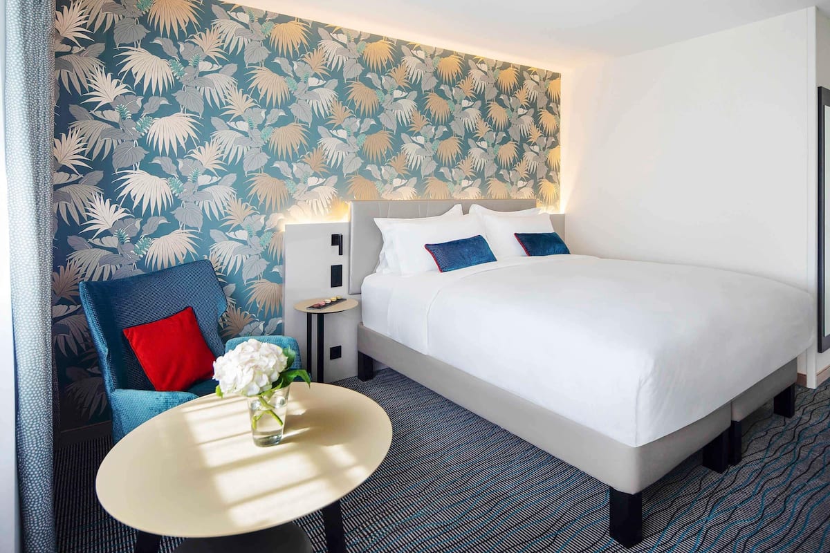 Luxe beddengoed, een minibar, een kluis op de kamer, een bureau