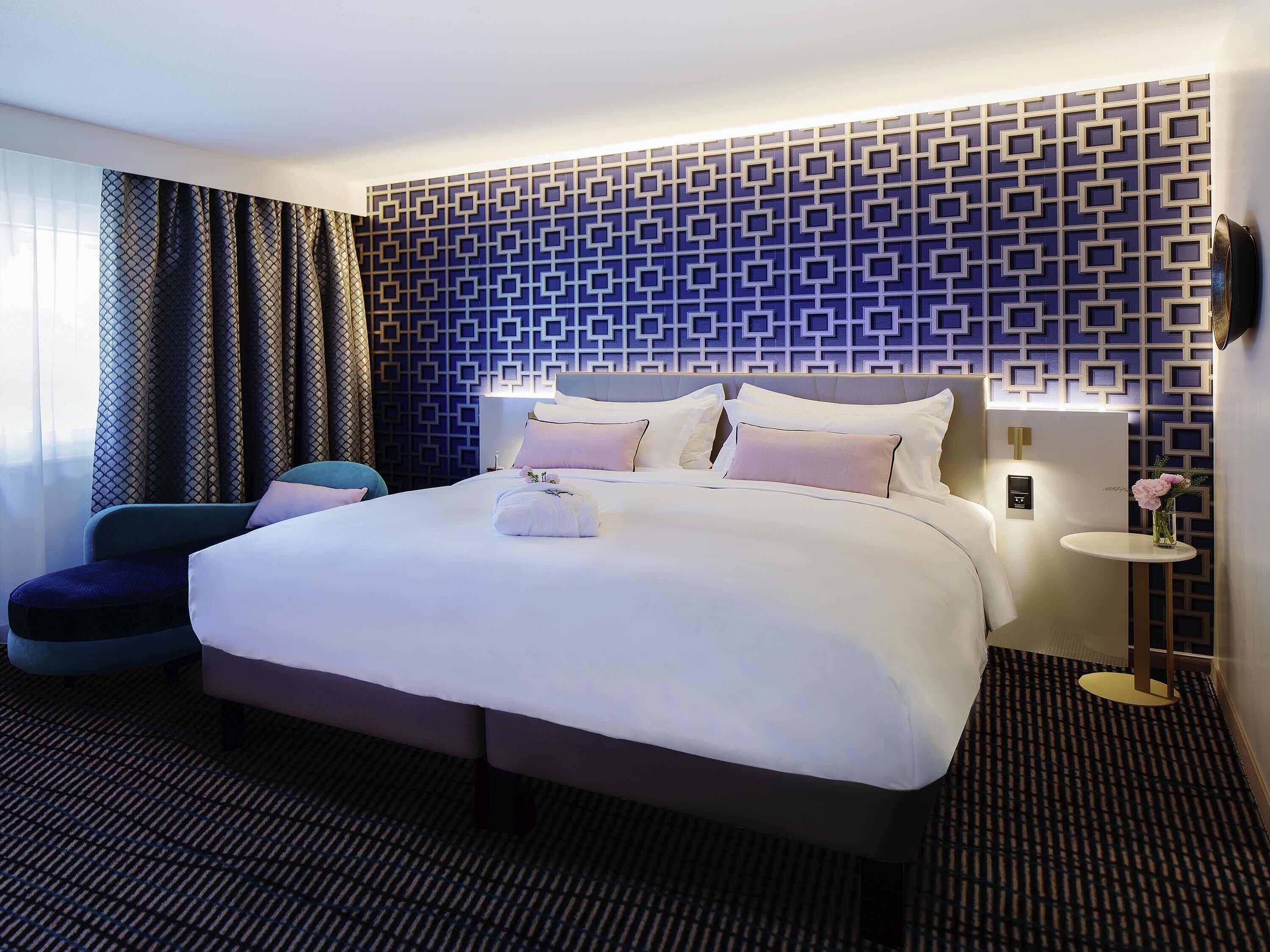 Junior Suite, 1 King Bed | Premium bedding, minibar, in-room safe, desk