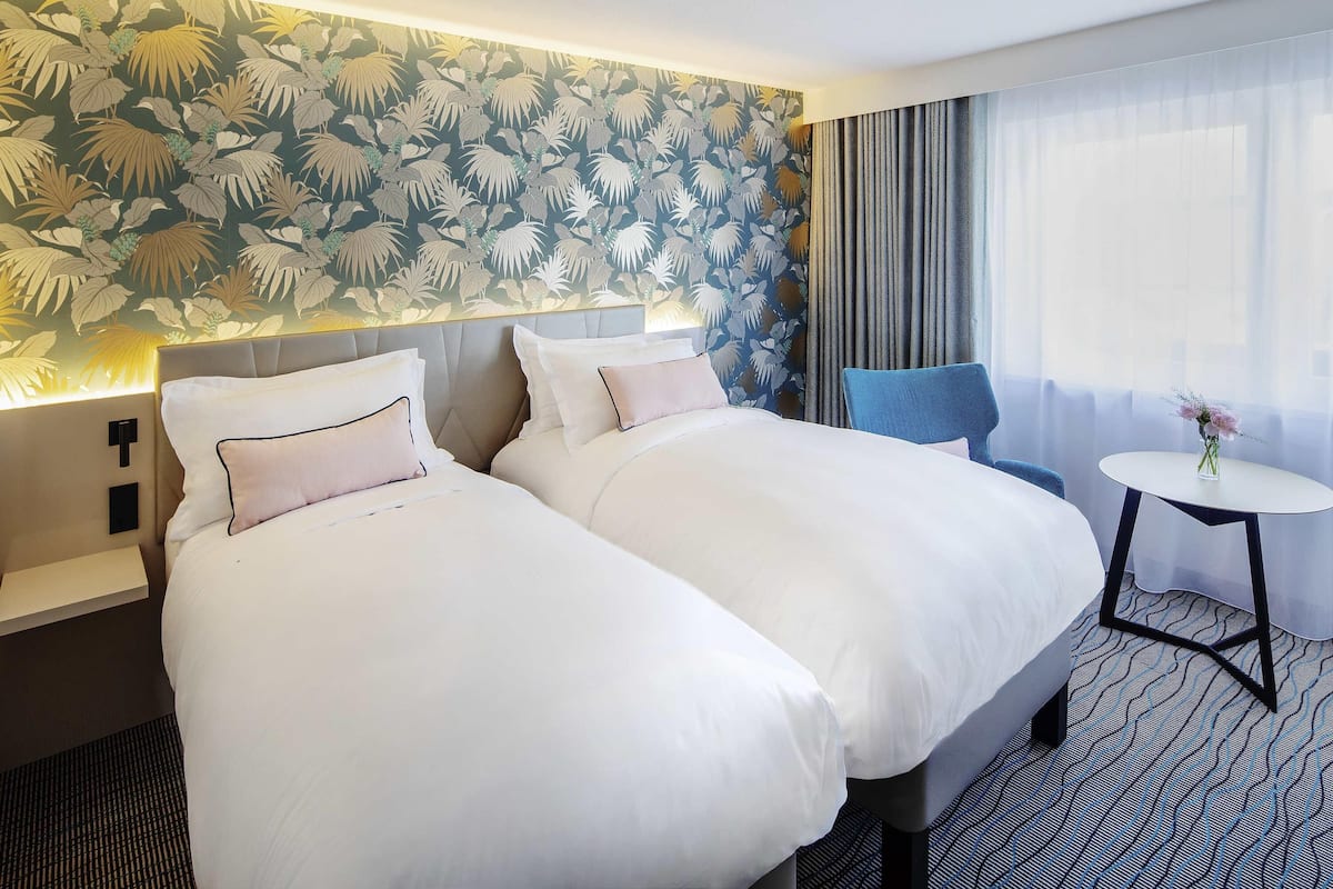 Klassieke Twin kamer, 2 eenpersoonsbedden | Luxe beddengoed, een minibar, een kluis op de kamer, een bureau